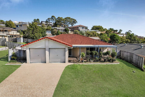 92 Overland Dr, Edens Landing